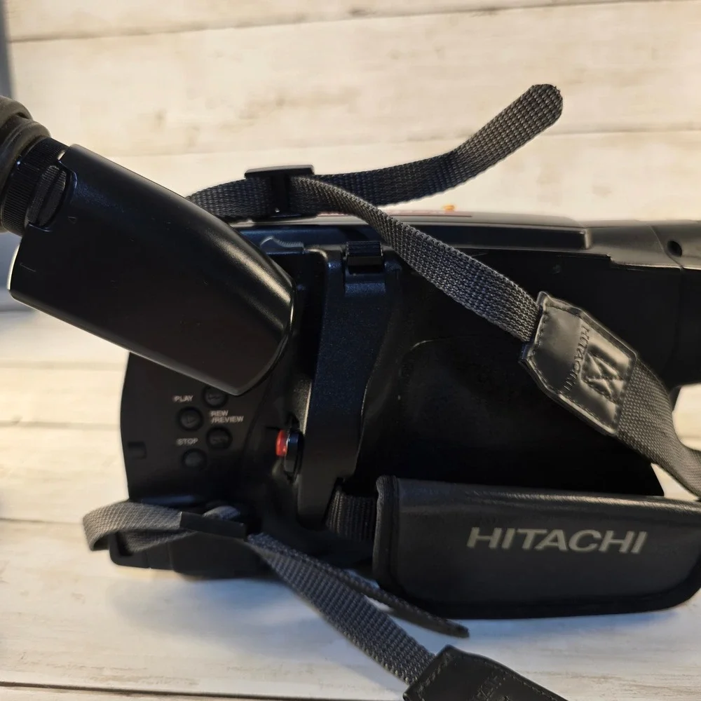 VTG Hitachi VM-E535LA 8mm Video Camcorder 32x Zoom 3in LCD Bundle w/ Bag & Tapes